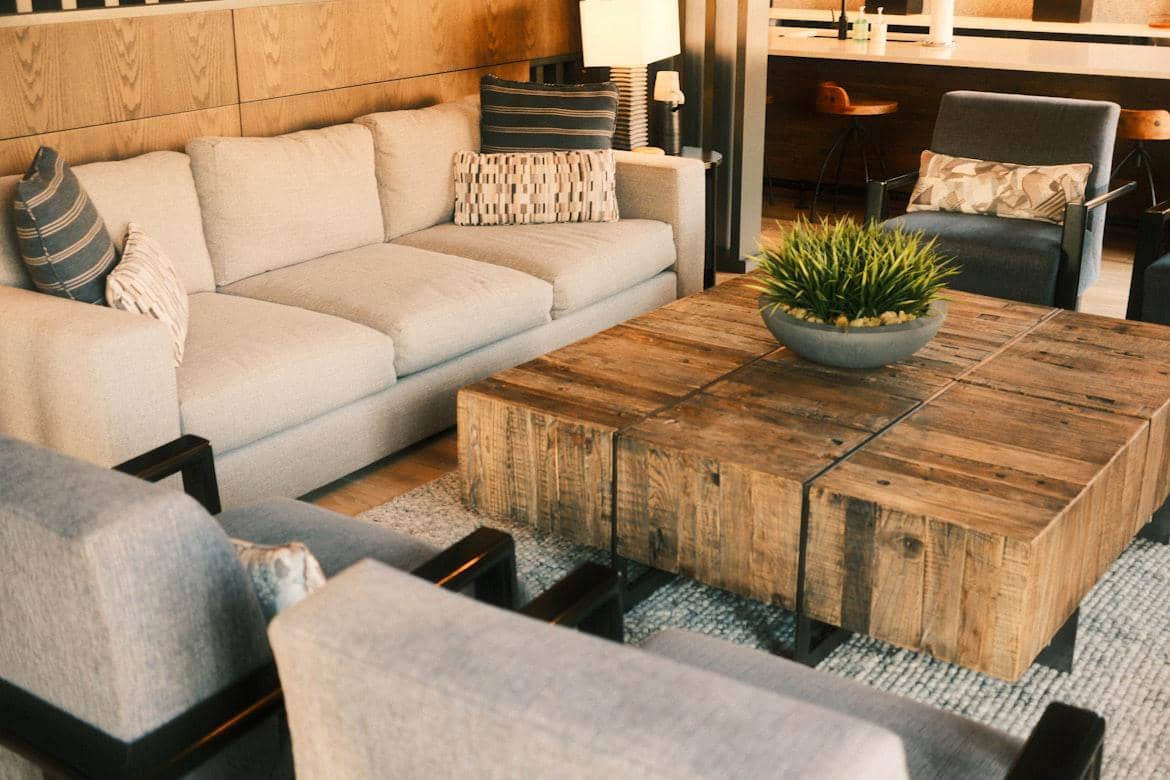 https://unsplash.com/id/foto/ruang-tamu-modern-dengan-sofa-sectional-dan-meja-kopi-pedesaan-Au5kMyHwM04