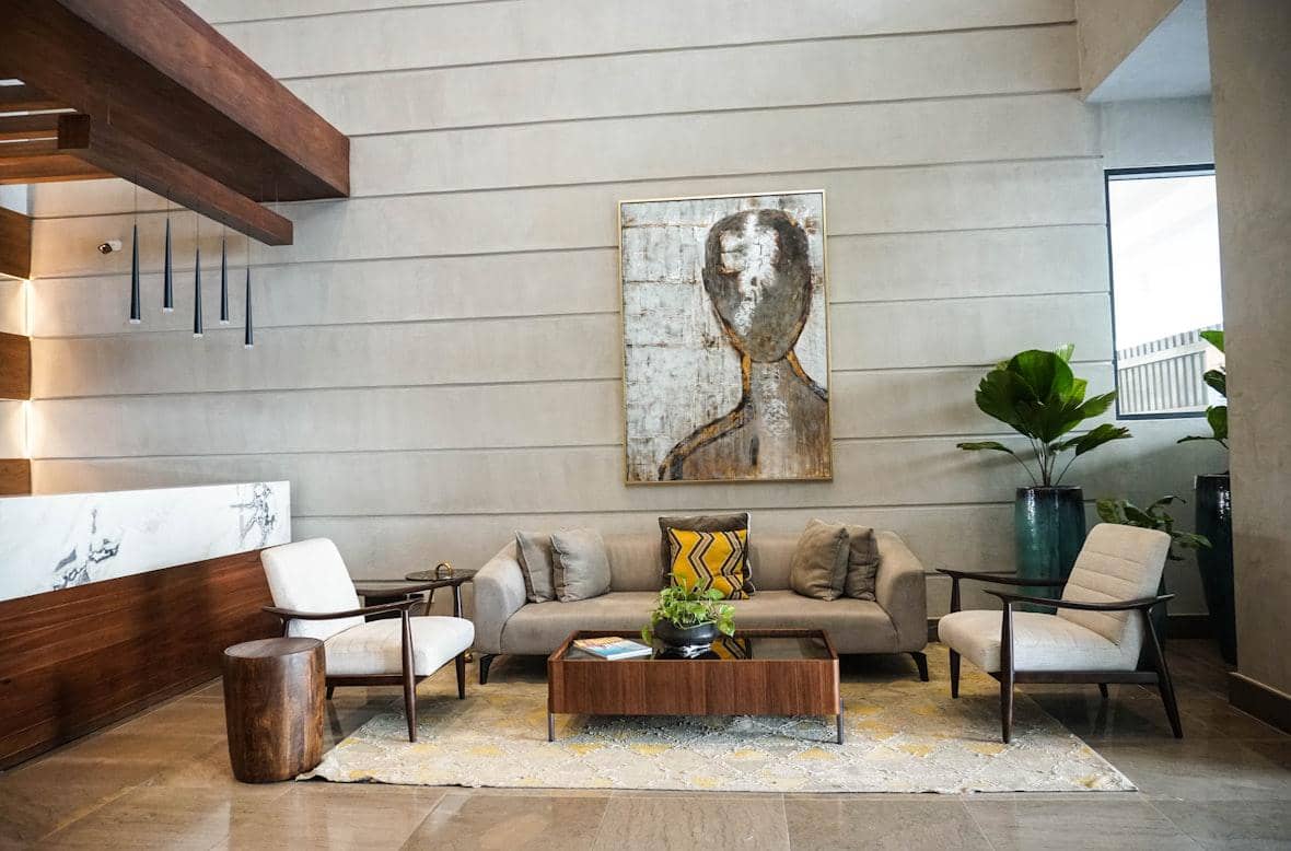 https://unsplash.com/id/foto/ruang-tamu-yang-dipenuhi-dengan-furnitur-dan-lukisan-di-dinding-nYB40ibYzPU