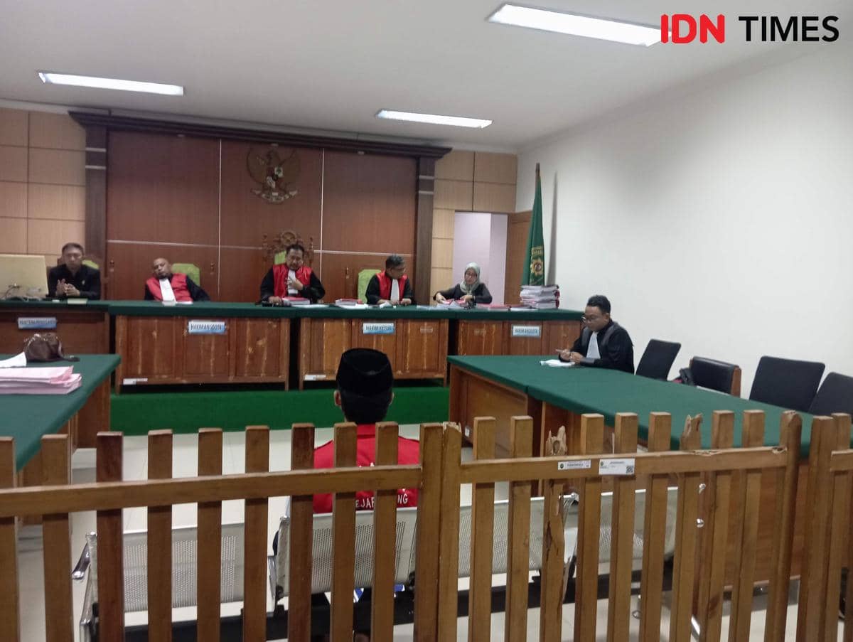 Mahasiswa yang bakar pos polisi saat demo Agustus tengah mendengarkan tuntutan (Dok. Khaerul Anwar)