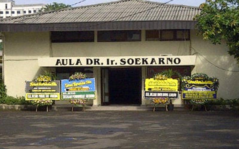 Potret halaman depa aula DR. Ir. Soekarno