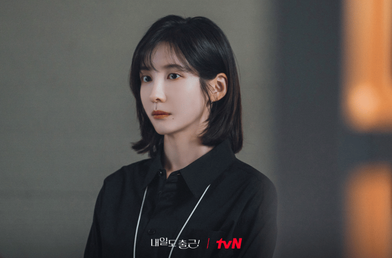 Park Ji Hyun di drama See You at Work Tomorrow!
