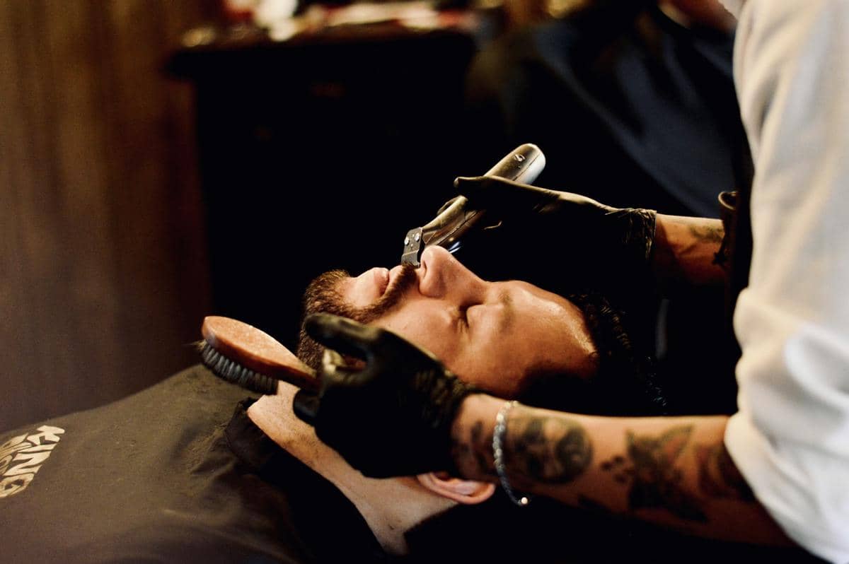 ilustrasi merapikan kumis di barbershop