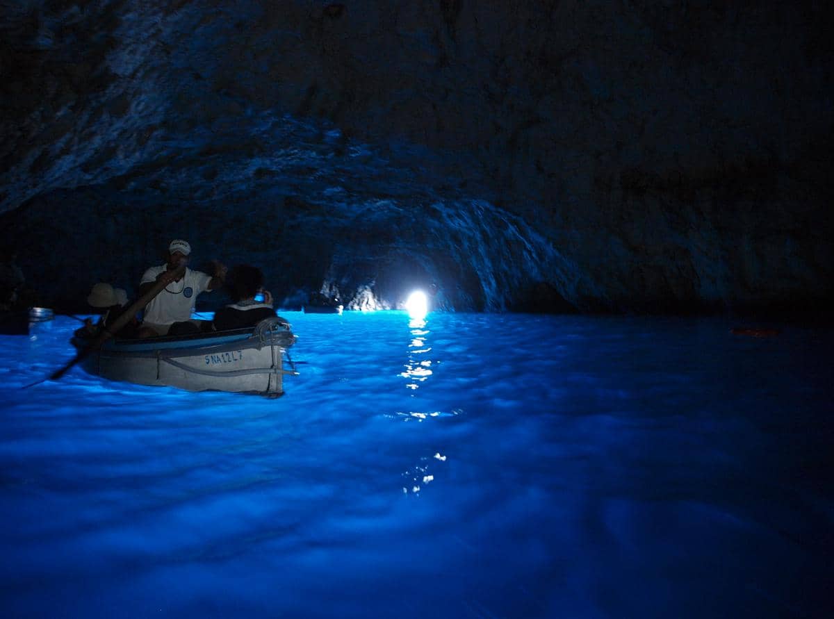 Blue Grotto, gua laut di Capri yang terkenal karena cahaya birunya