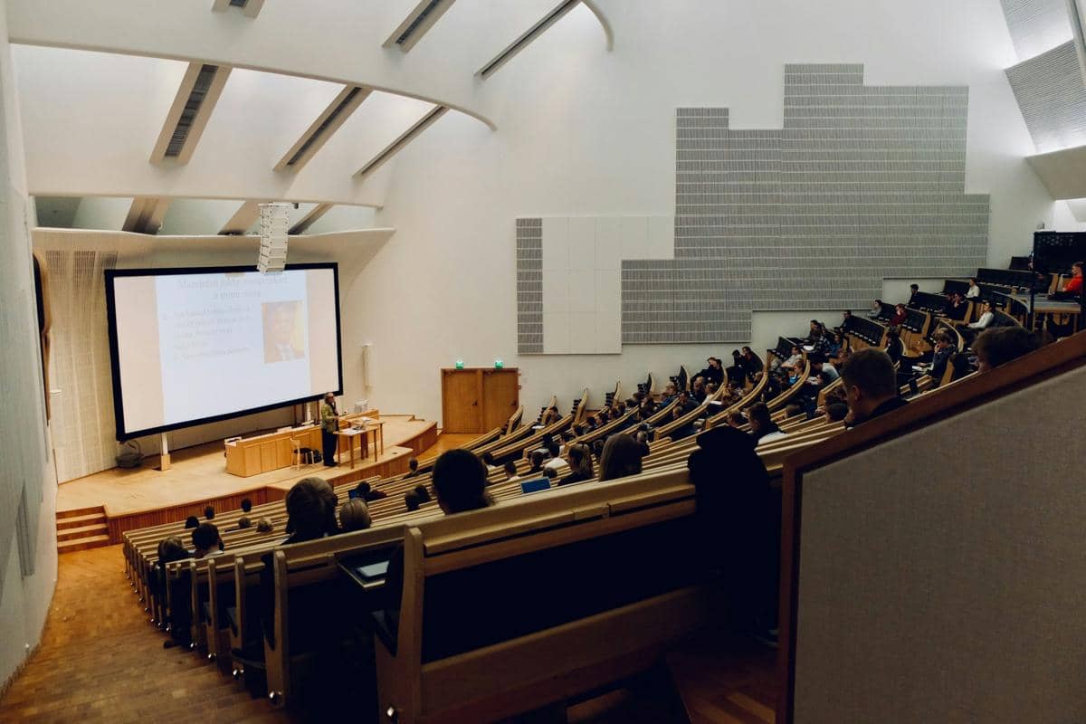 mahasiswa sedang mengikuti aktivitas perkuliahan