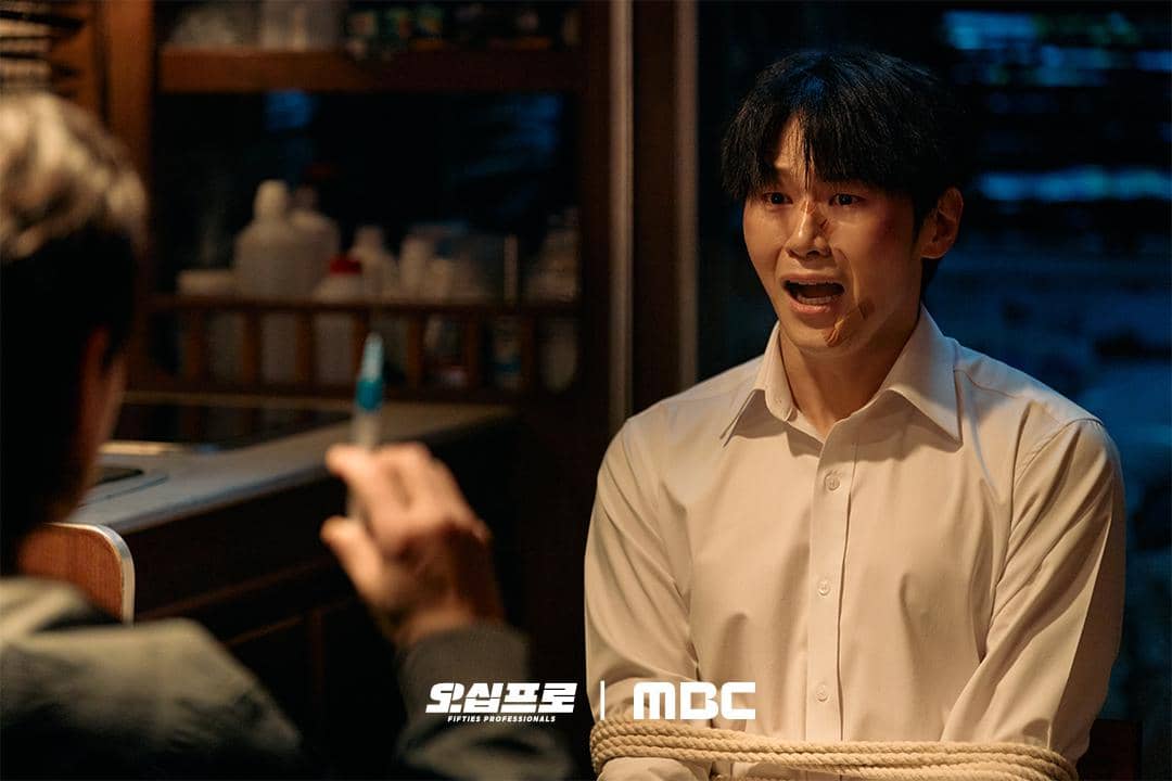 Lee Hak Joo di drakor Fifties Professionals