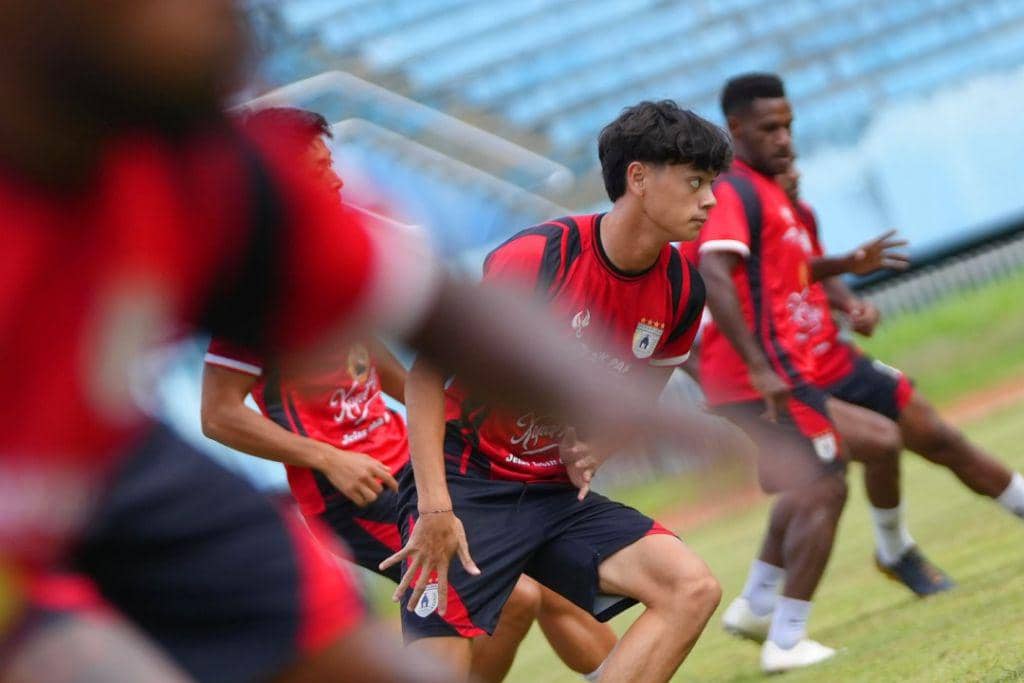 Pemain Persipura Jayapura, Reno Salampessy, dalam sebuah sesi latihan.