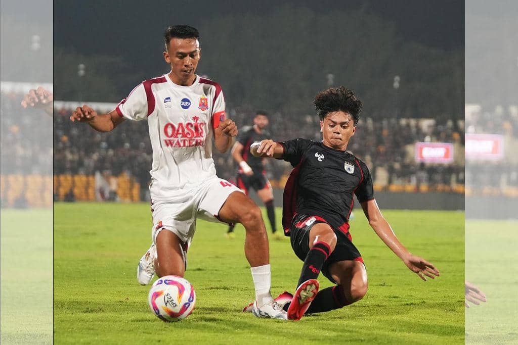 Pemain Persipura Jayapura, Reno Salampessy, dalam sebuah pertandingan.