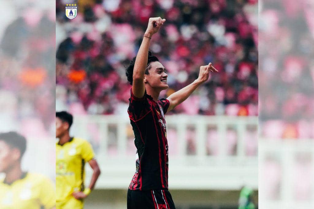 Pemain Persipura Jayapura, Reno Salampessy, dalam sebuah pertandingan.