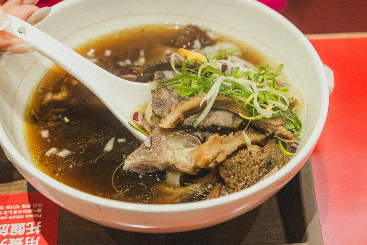 ilustrasi sajian mi kuah pork belly