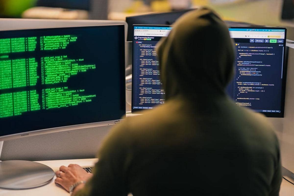 Peretasan yang dilakukan oleh seorang hacker.