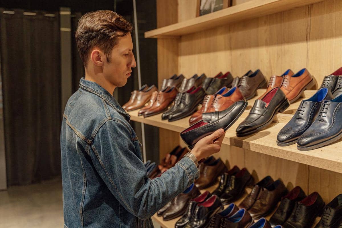 ilustrasi pria sedang mengecek lapisan dalam sepatu (pexels.com/AI25.Studio Studio)