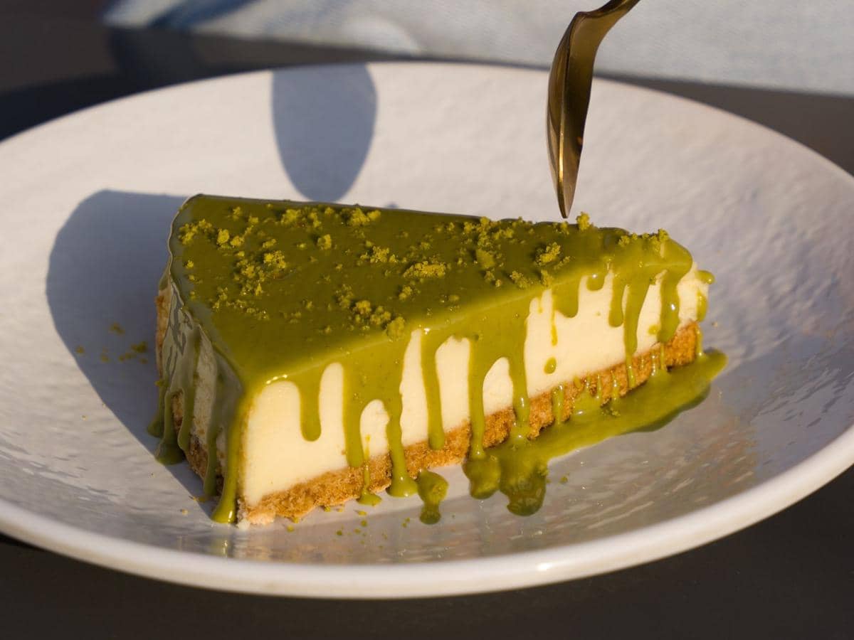 ilustrasi cheesecake saus matcha