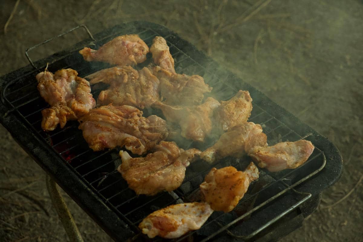 ilustrasi memanggang chicken inasal 
