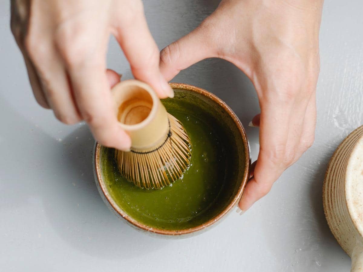 ilustrasi melarutkan matcha