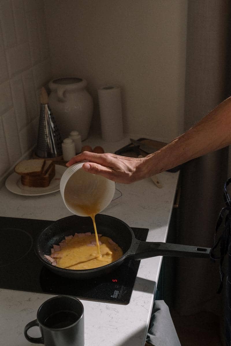 ilustrasi memasak telur dadar
