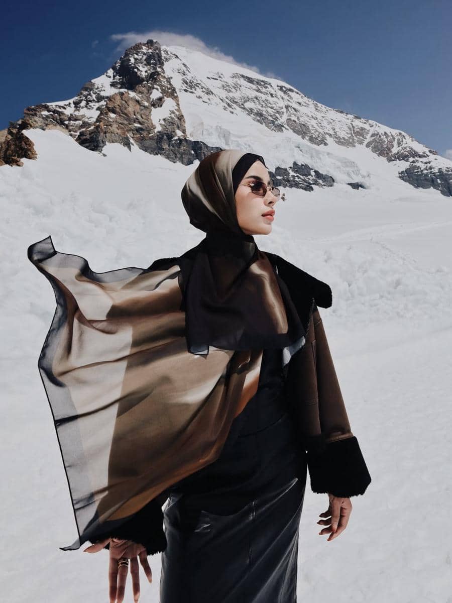 Emy Aghnia dan suami liburan ke Swiss