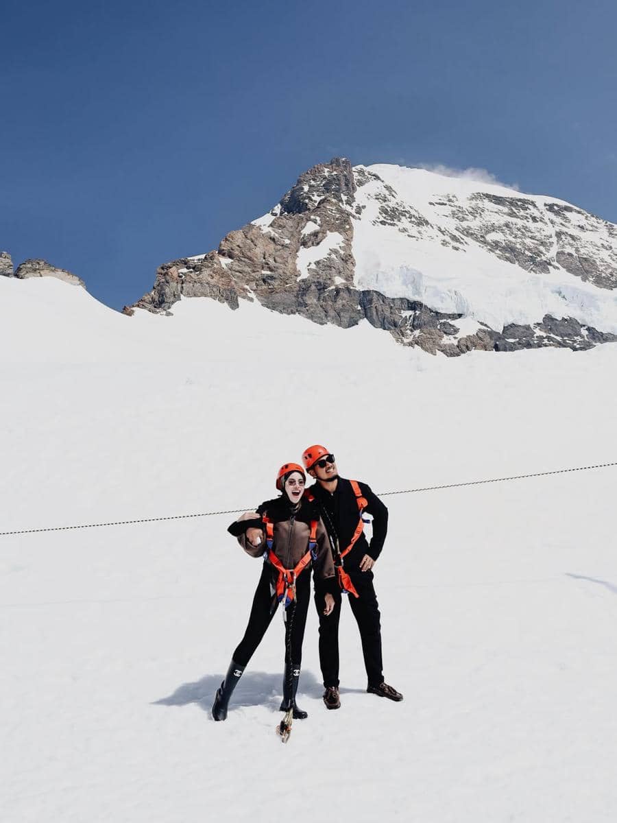 Emy Aghnia dan suami liburan ke Swiss