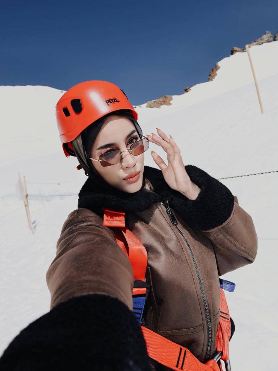 Emy Aghnia dan suami liburan ke Swiss