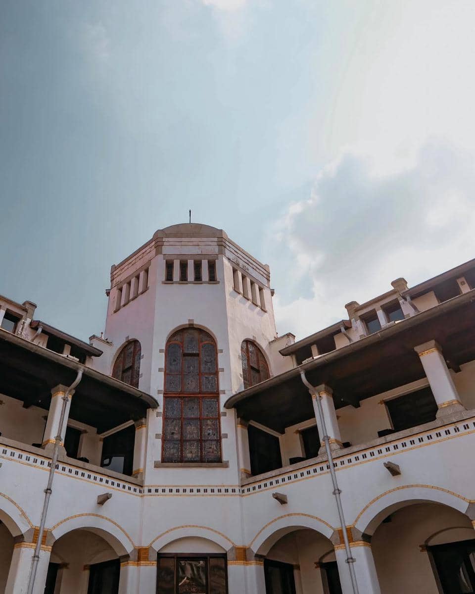 The Dudas-1 mengunjungi Lawang Sewu di Semarang