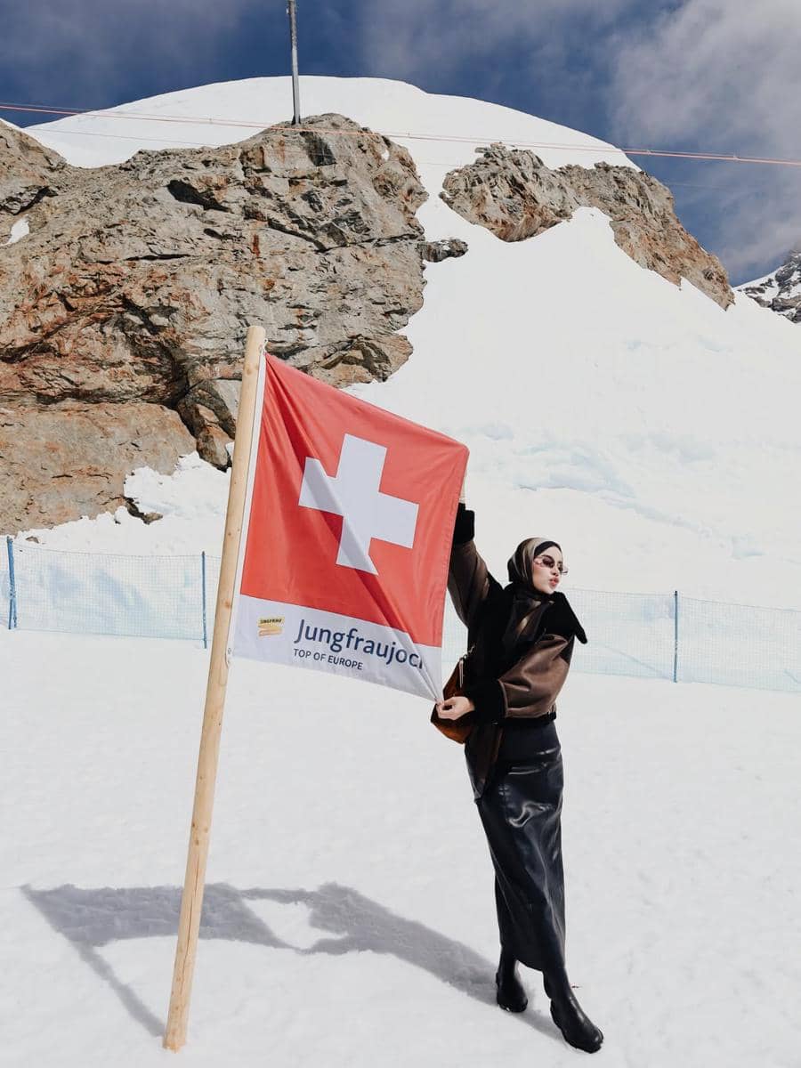 Emy Aghnia dan suami liburan ke Swiss