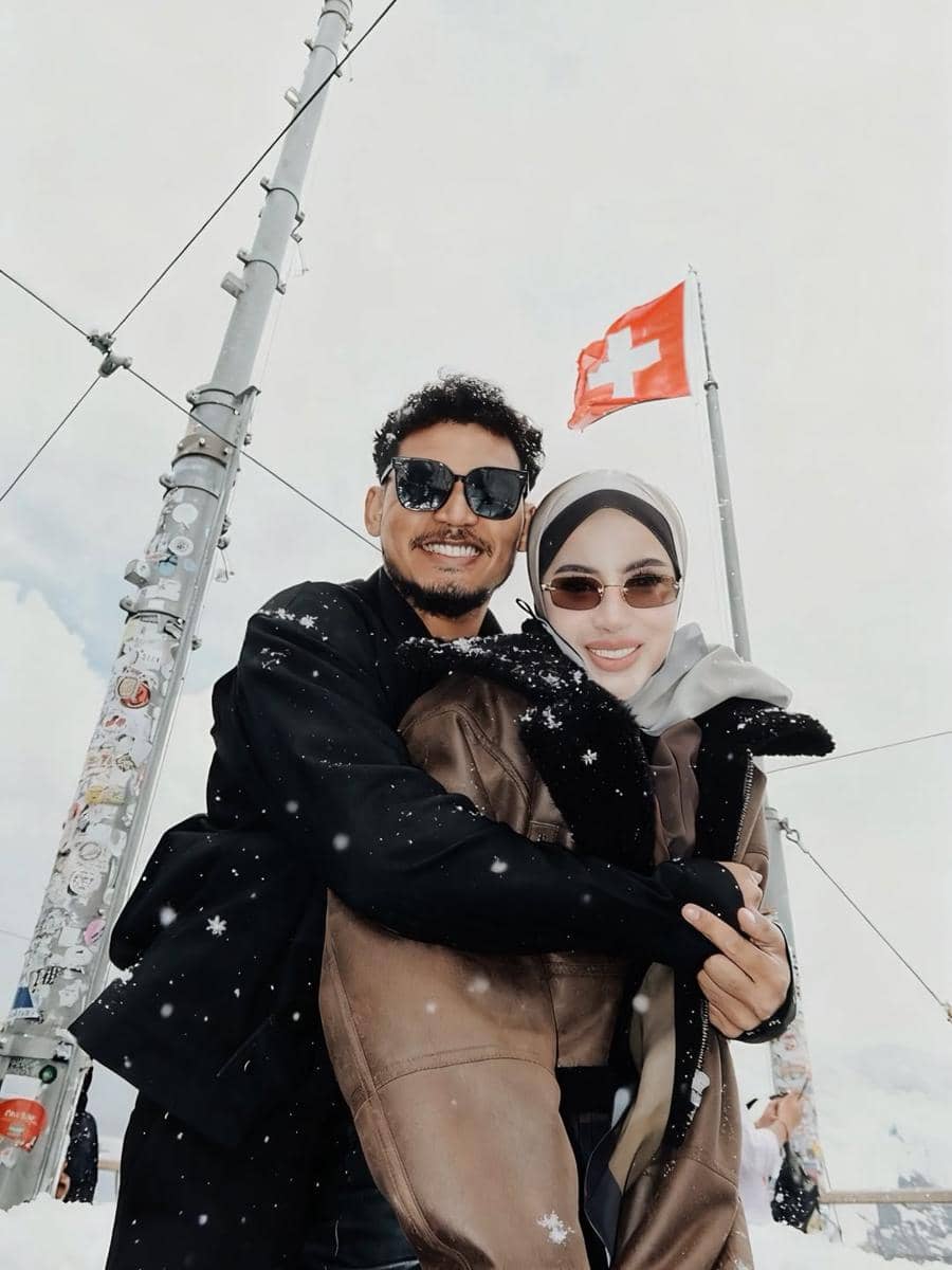 Emy Aghnia dan suami liburan ke Swiss