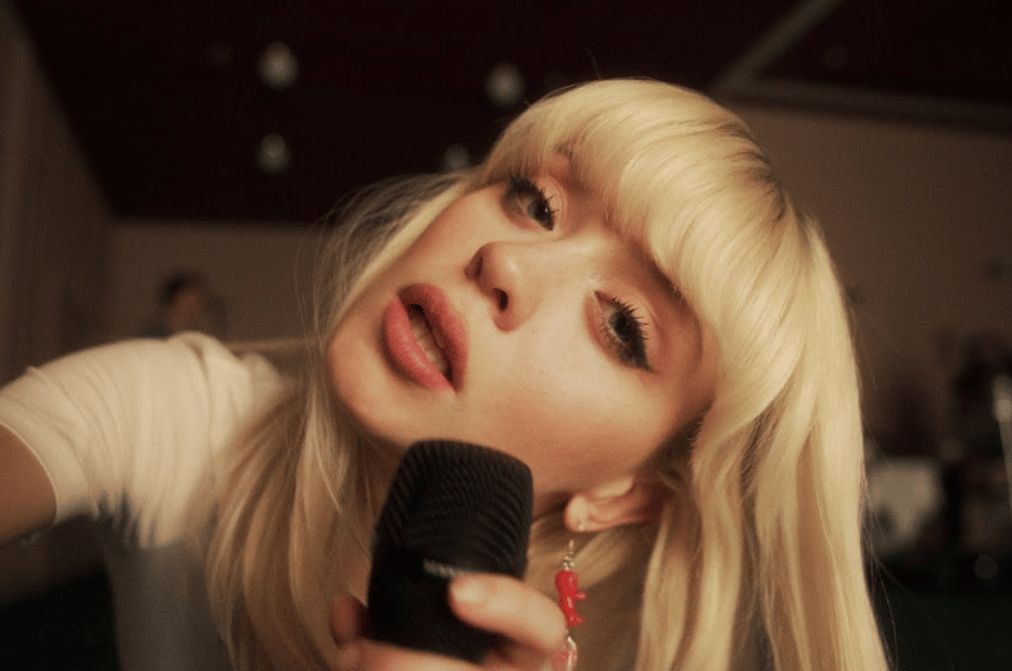 Maisie Peters dalam musik video "Lost The Breakup"