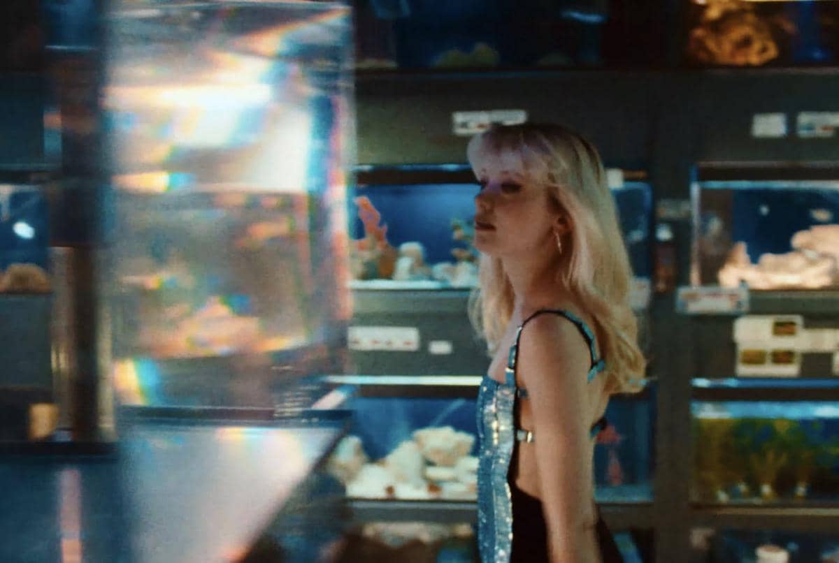 Maisie Peters dalam musik video "Lost The Breakup" 