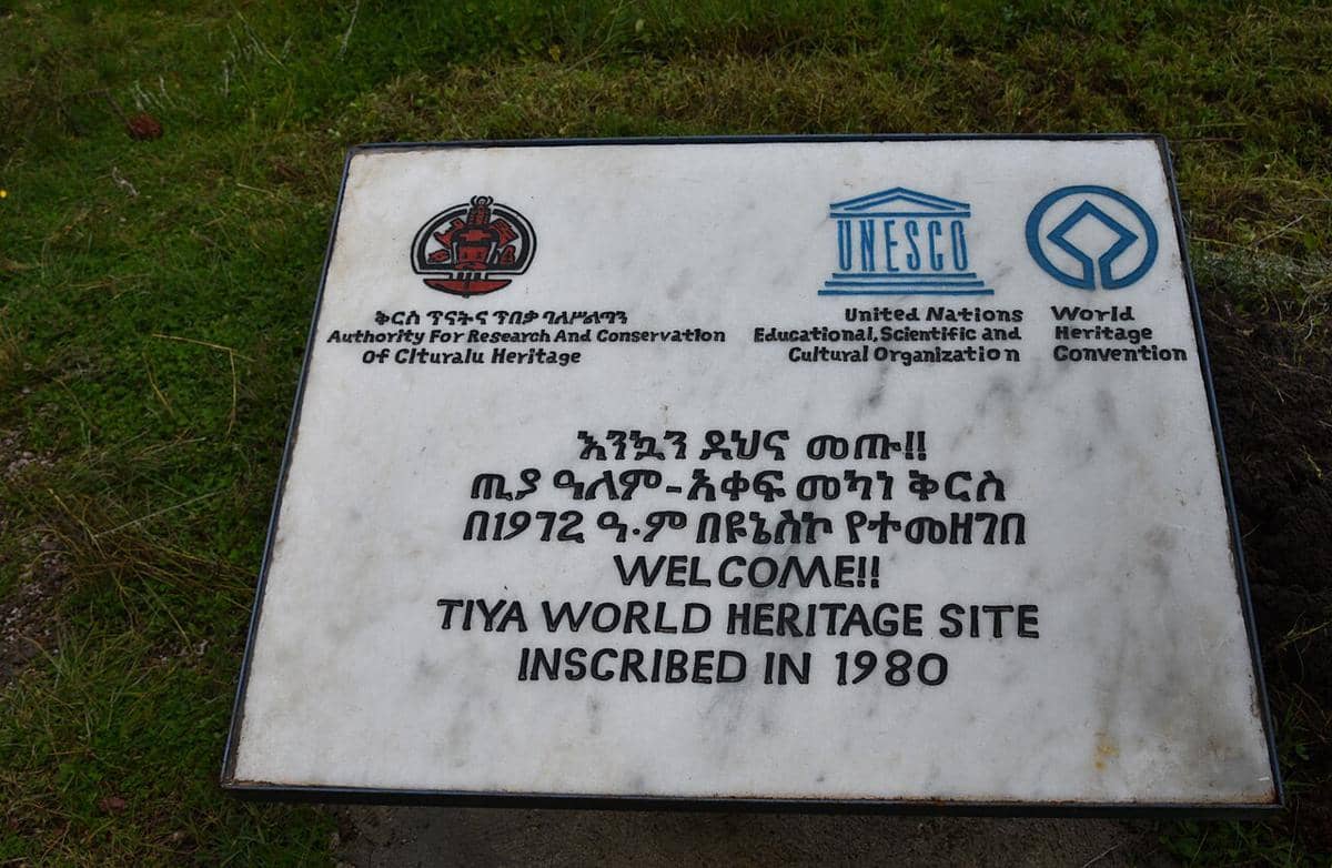 Penanda resmi yang menandai masuknya situs arkeologi Tiya di Etiopia ke dalam daftar Situs Warisan Dunia UNESCO.