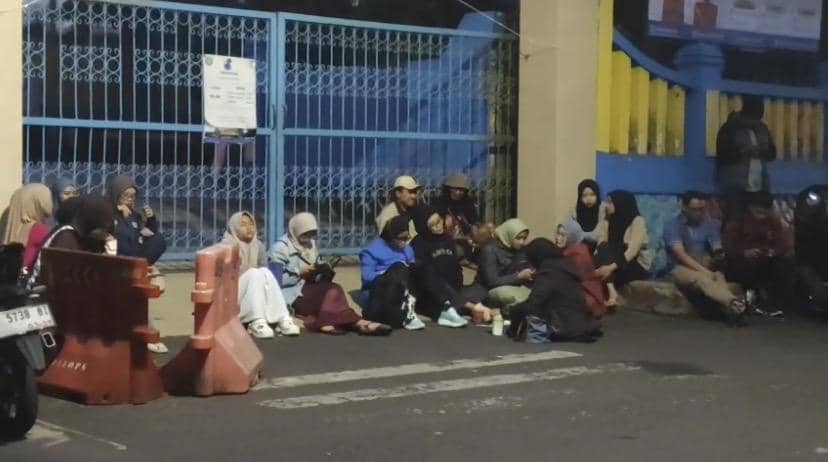 Cerita Ortu di Sukabumi Antre Sejak Subuh Demi Dapat Antrean Daftar SD