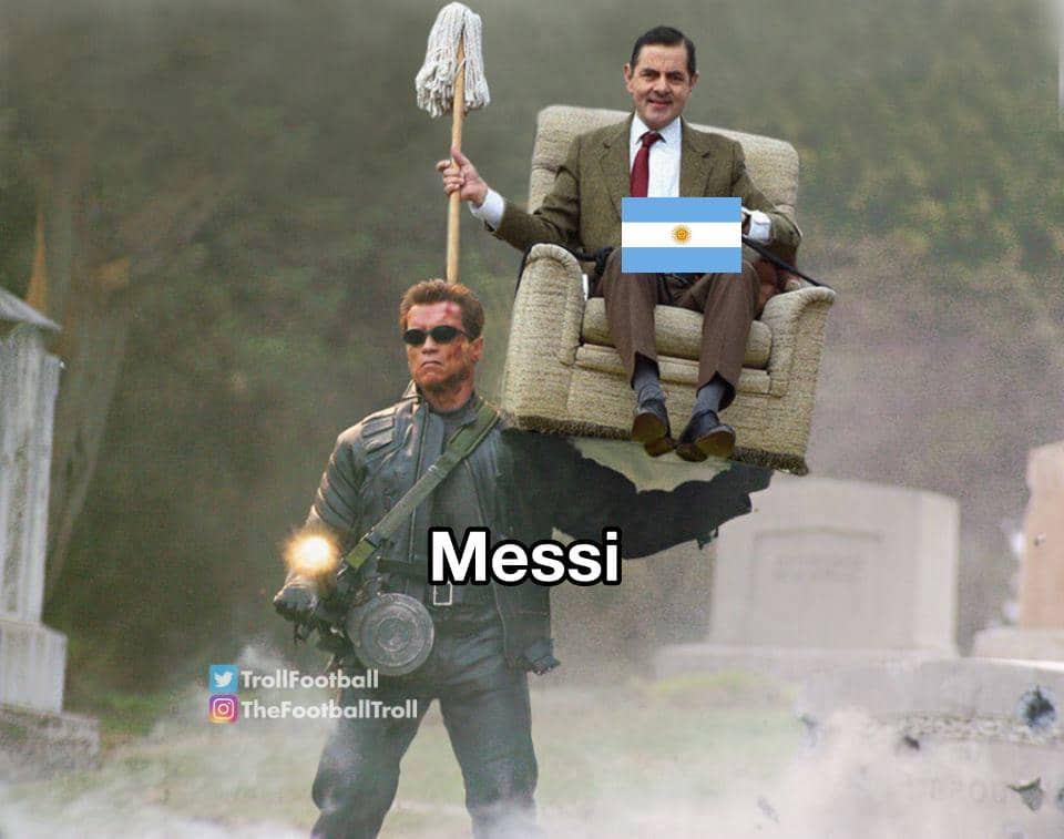 Parodi meme menampilkan karakter duduk di kursi diangkat oleh tokoh aksi, dengan bendera Argentina dan tulisan Messi di bawahnya.
