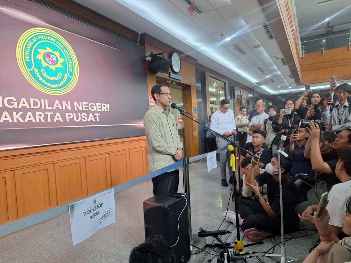 Eks Mendikbud Ristek Nadiem Makarim saat bacakan duplik dipersidangan Pengadilan Tindak Pidana Korupsi Jakarta Pusat, Selasa (23/6/2026). (I