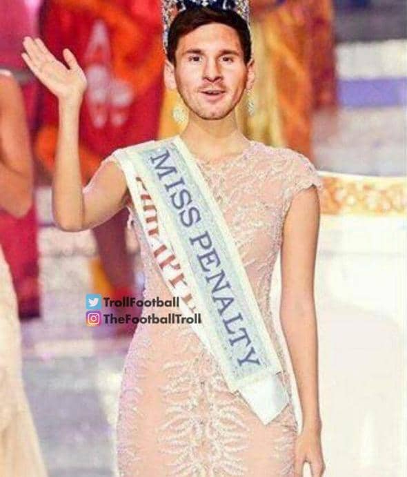 Meme lucu menampilkan wajah pesepak bola yang disunting pada tubuh ratu kecantikan dengan selempang bertuliskan 'Miss Penalty'.
