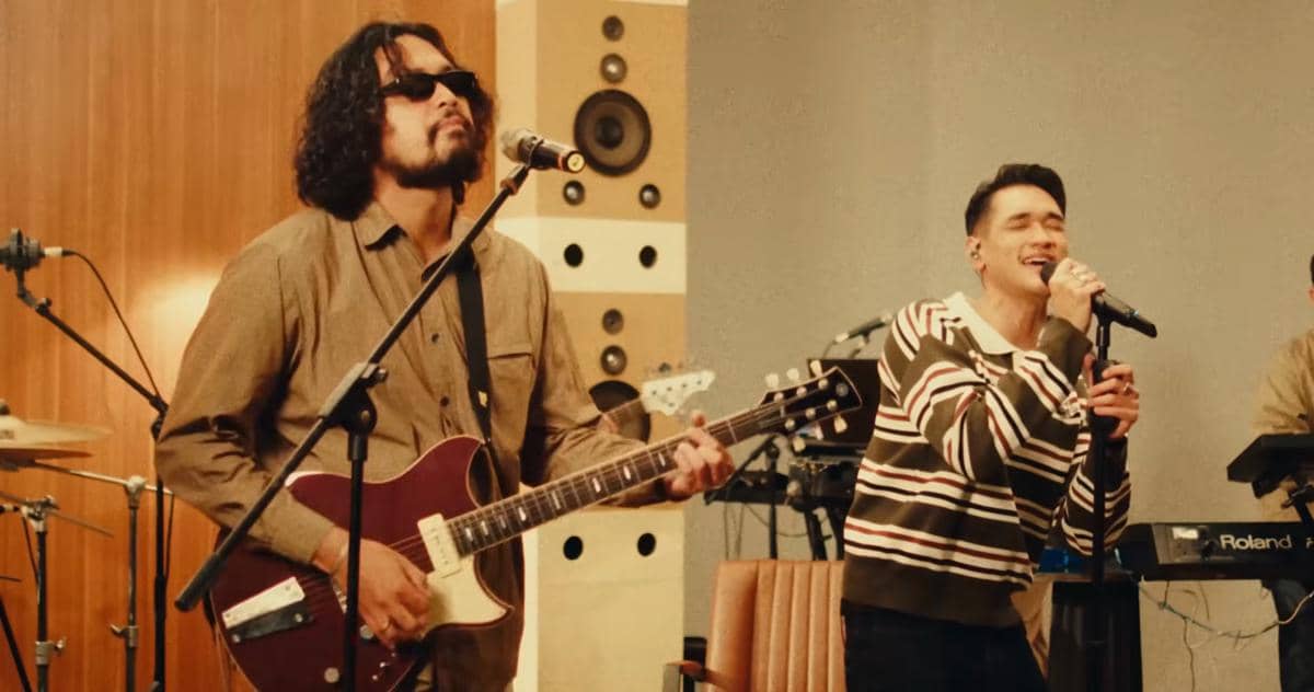 Potret Afgan dan Petra Sihombing membawakan lagu "Misteri Dunia" dalam live session Retrospektif Duets (youtube.com/Afgan)