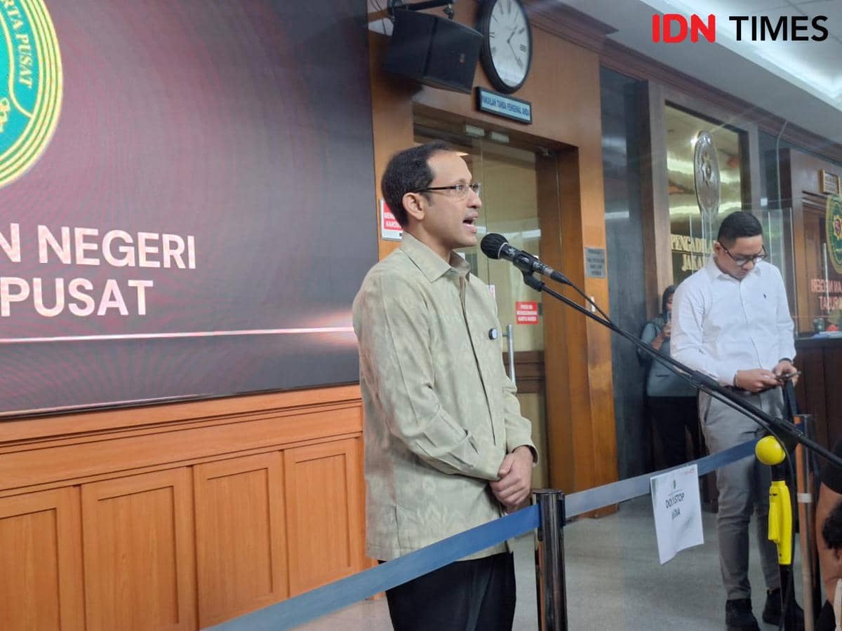 Eks Mendikbud Ristek Nadiem Makarim saat bacakan duplik dipersidangan Pengadilan Tindak Pidana Korupsi Jakarta Pusat, Selasa (23/6/2026). (I