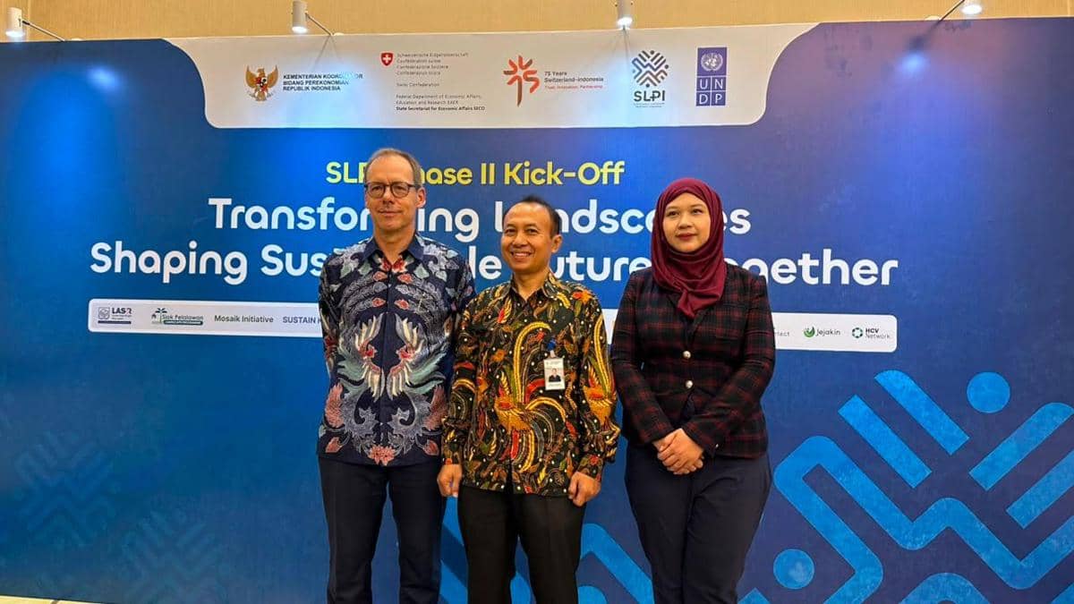 Perwakilan Pemerintah Indonesia, Pemerintah Swiss, UNDP, dan para mitra lanskap berfoto bersama usai peluncuran SLPI Fase II. 