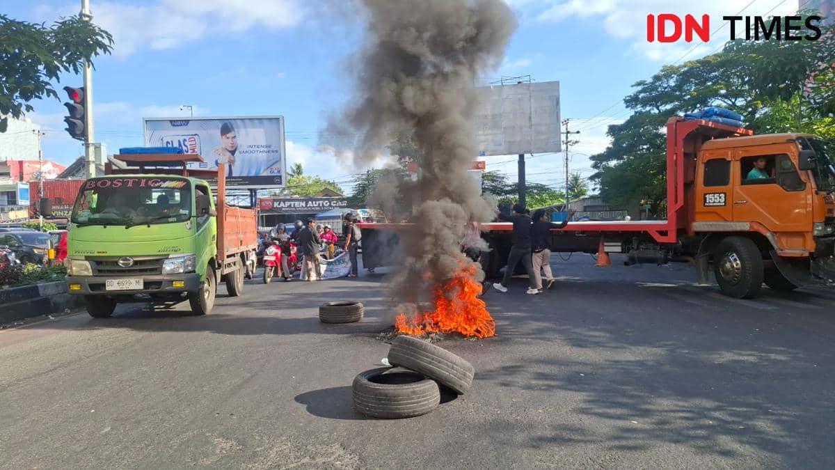Himpunan Mahasiswa Islam (HMI) Cabang Gowa Raya (Cagora) menggelar unjuk rasa di Jl Sultan Alauddin Makassar, Senin (22/6/2026). IDN TImes/D