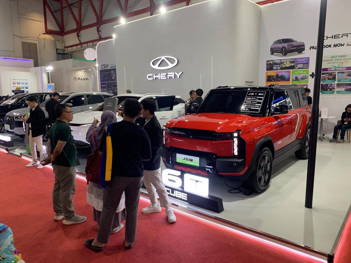 Pengunjung melihat deretan mobil Chery termasuk SUV merah di booth Chery pada pameran JFK 2026 dengan suasana ramai.