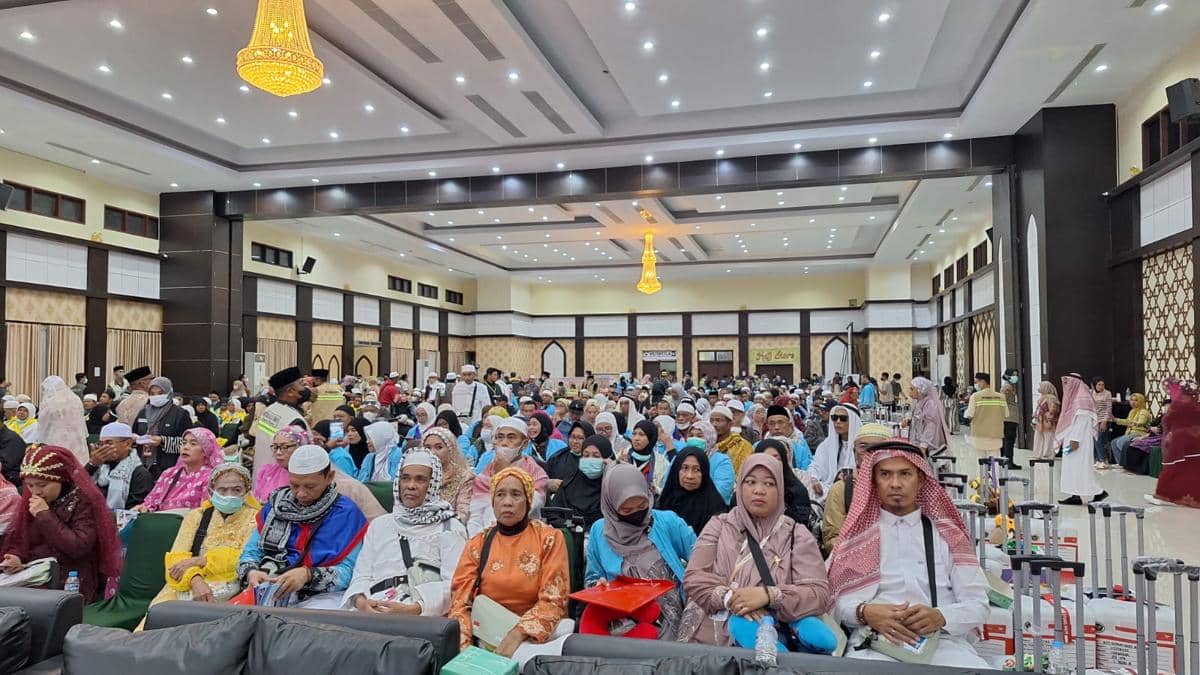 Ratusan jemaah haji Kloter 29 asal Papua duduk di aula Asrama Haji Sudiang Makassar setelah tiba pada dini hari.