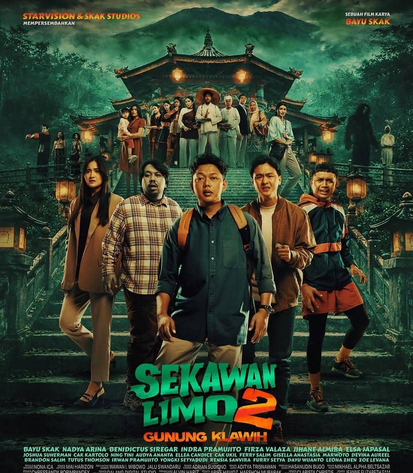 Poster film Sekawan Limo 2: Gunung Klawih menampilkan lima tokoh utama berdiri di tangga kuil dengan latar pegunungan berkabut.