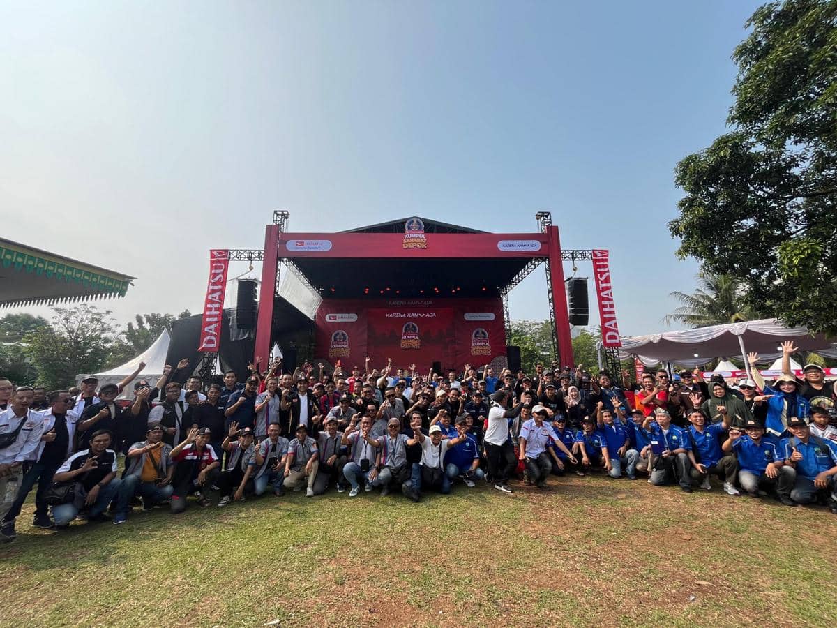 Ratusan peserta berfoto bersama di depan panggung utama acara Daihatsu Kumpul Sahabat 2026 yang berlangsung di area terbuka.