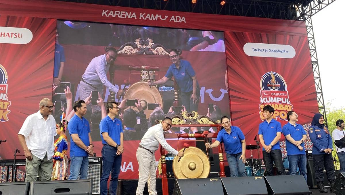 Beberapa perwakilan Daihatsu memukul gong saat seremoni pembukaan acara Daihatsu Kumpul Sahabat Depok 2026 di atas panggung.