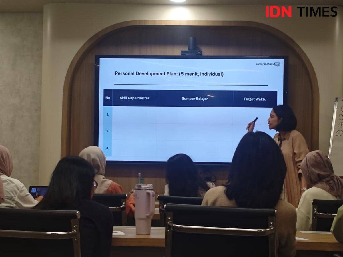 Ajeng Asmarandhany, Certified Career Coach & Leadership Trainer pada sesi kelas Women's Space Mentorship Bootcamp 2026 di Paragon Community Hub