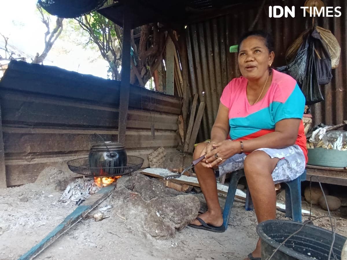 BBM Sulit, Warga di Kupang Masak Pakai Kayu dari Bangkai Kapal