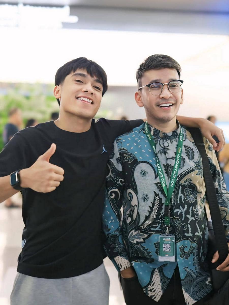 Betrand Peto dan Ruben On tersenyum bahagia sambil berpose bersama, salah satunya mengenakan batik biru dan yang lain mengenakan kaus hitam.