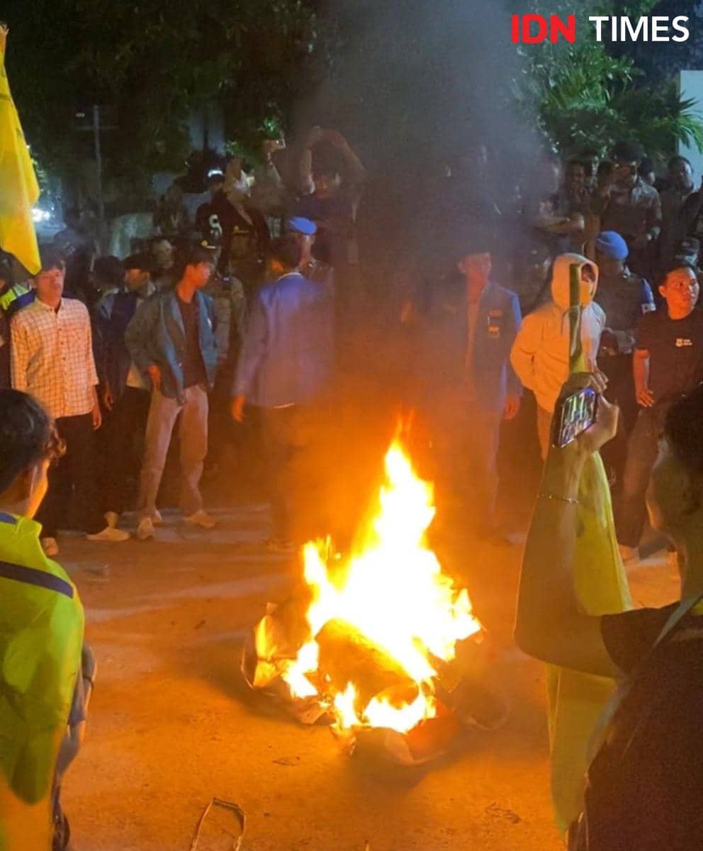 Tak Ditemui Gubernur NTB, Mahasiswa Demo Tolak MBG hingga Malam