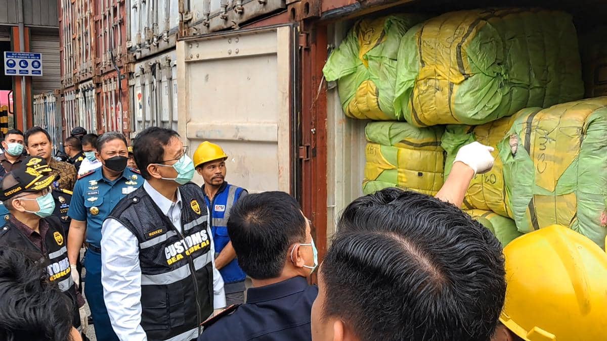 Purbaya Bongkar Penyelundupan Pakaian Bekas Rp37,5 Miliar
