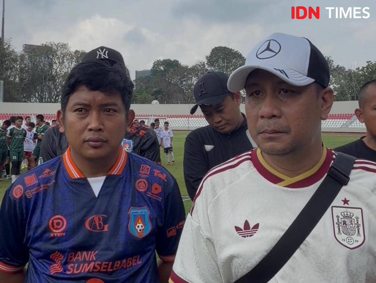 Direktur Utama Sumsel United, Erick Yuniman (Kanan) dan Manajer Sumsel United U-19 Didi Yanto (kiri)