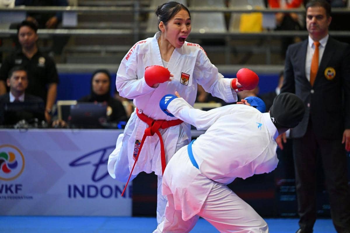 Atlet karate perempuan Indonesia mengenakan sabuk merah bertarung melawan lawan bersabuk biru dalam Kejuaraan Karate Asia.