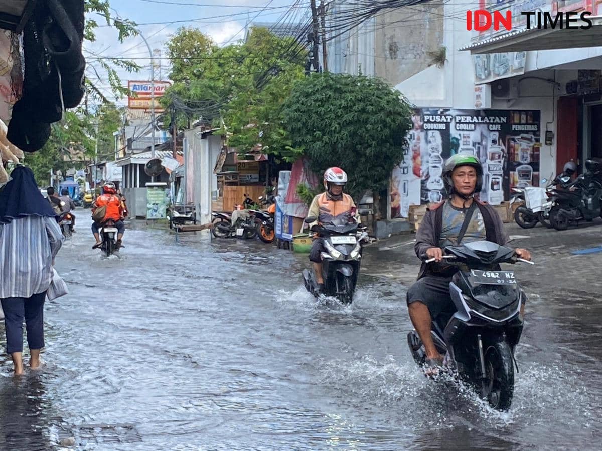 Kejutan di Musim Kemarau, Hujan Deras Rendam 14 Titik di Surabaya Hari Ini!
