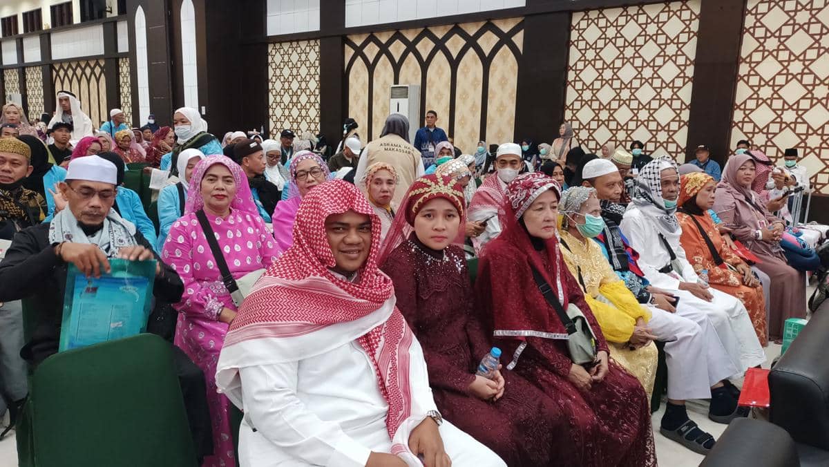 Rombongan jemaah haji Kloter 29 asal Papua duduk di aula Asrama Haji Sudiang Makassar setelah tiba pada dini hari.